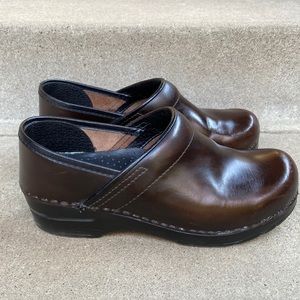Dansko Stapled Clog Brown size 38